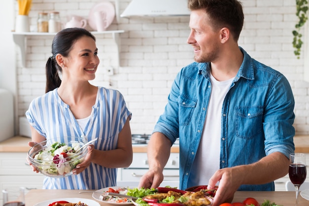 Photo gratuite couple de tir moyen dans la cuisine