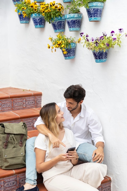 Photo gratuite couple de tir moyen dans les escaliers