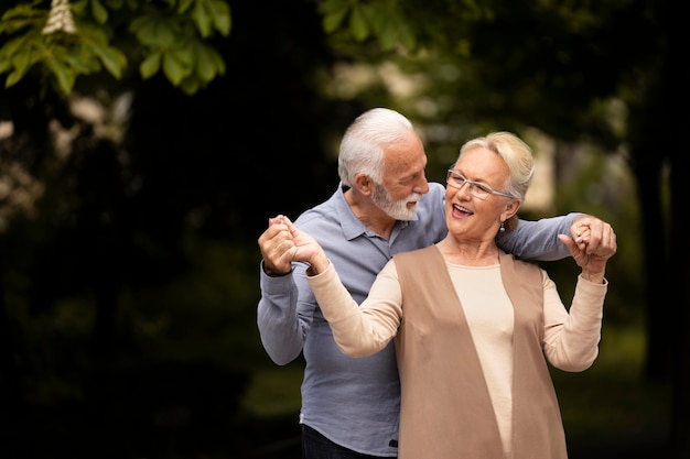 Couple de tir moyen étant amoureux