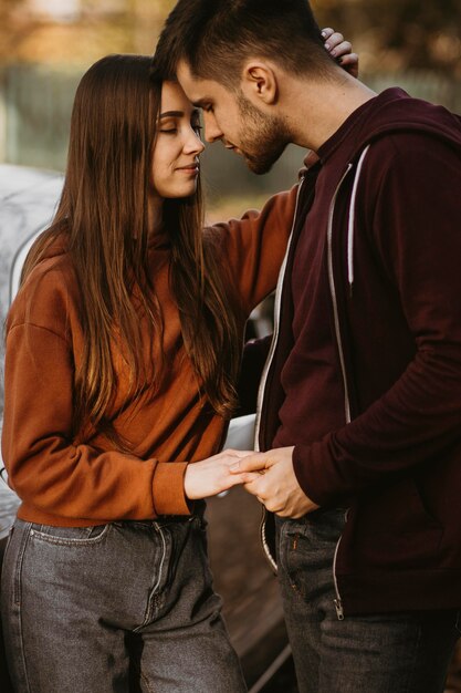 Couple de tir moyen étant romantique