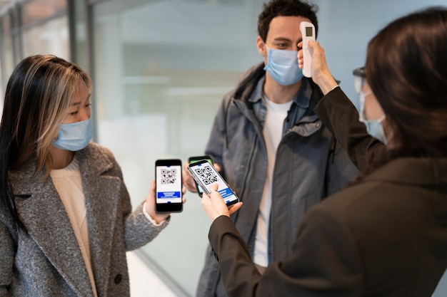 Couple de tir moyen avec passeports de vaccination