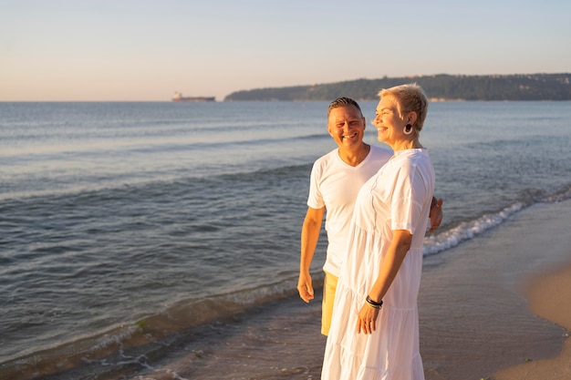 Couple de tir moyen à la plage