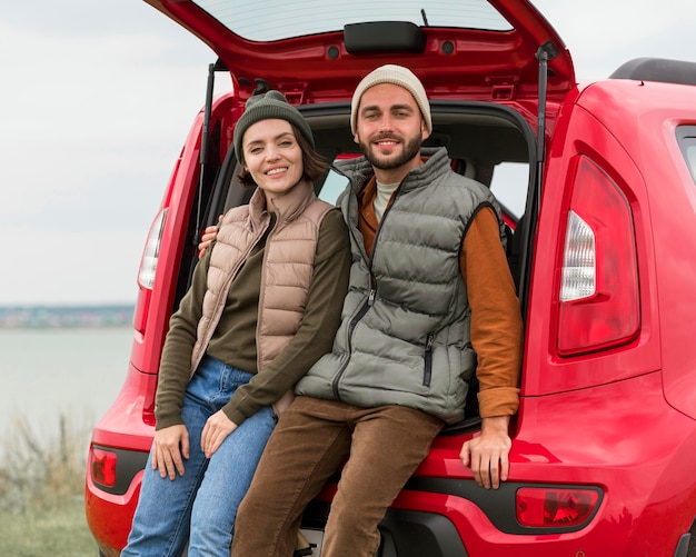 Couple de tir moyen posant dans le coffre