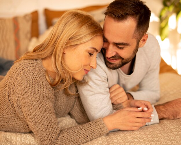 Couple de tir moyen se détendre à l'intérieur