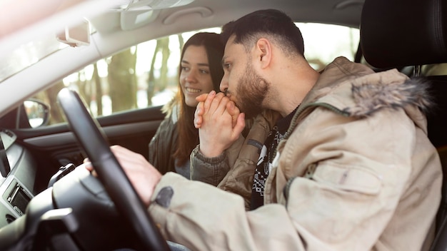 Couple de tir moyen en voiture