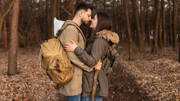 Couple de tir moyen voyageant ensemble