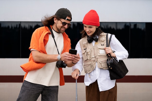 Couple de tir moyen voyageant ensemble