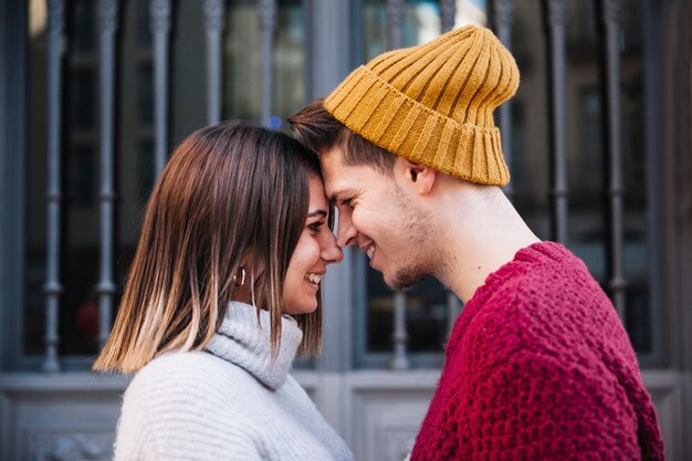 Couple touchant le front et le nez