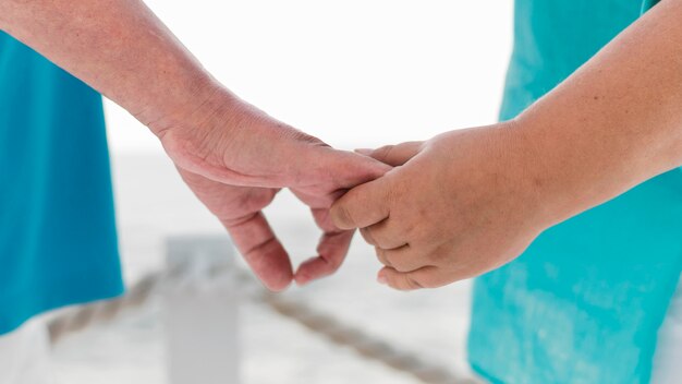 Couple de touristes aînés main dans la main