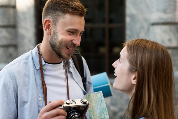 Couple de touristes avec caméra à l'extérieur