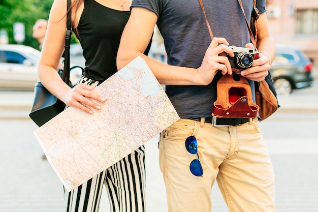 Couple de touristes avec carte