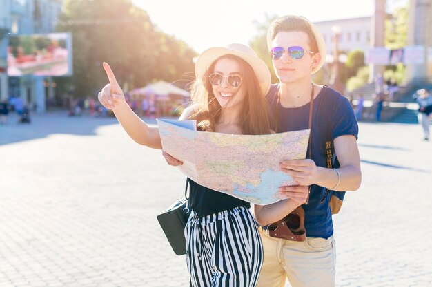 Couple de touristes dans une ville ensoleillée