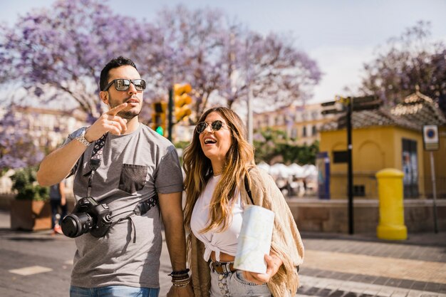 Couple de touristes explorant la ville