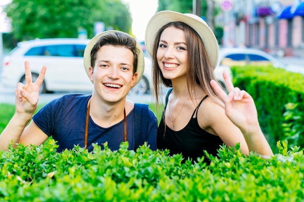 Couple de touristes faisant signe de paix