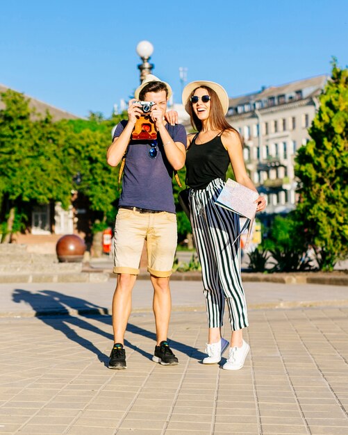 Couple de touristes faisant des vacances dans une ville