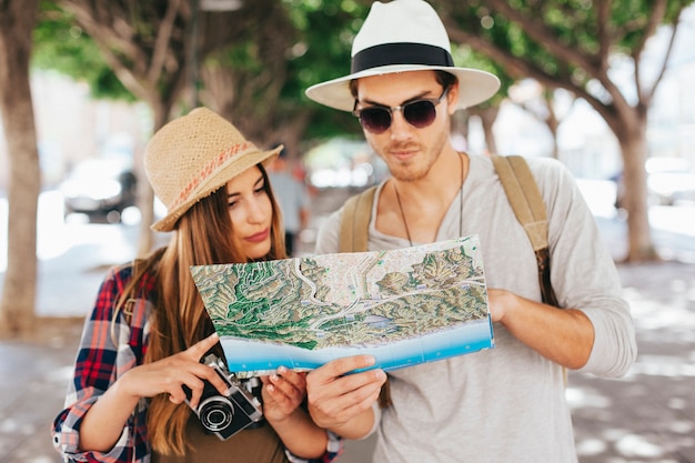 Couple de touristes et le plan