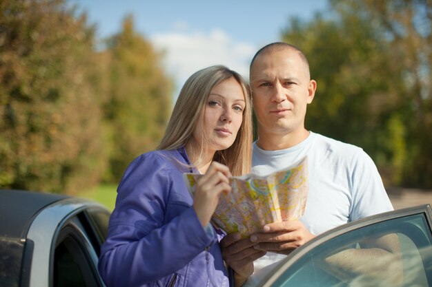 Couple de touristes en regardant la carte