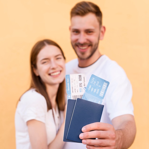 Couple de touristes Smiley montrant des billets d'avion et des passeports