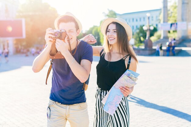 Couple de touristes visiter la ville