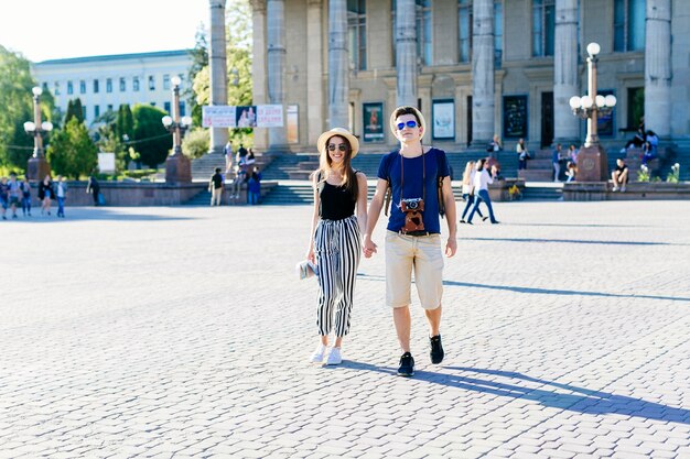 Couple de touristes waling dans la ville