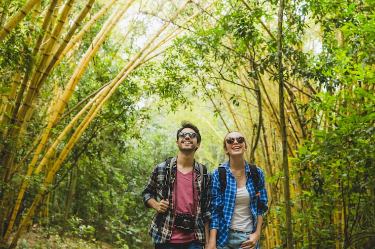 Photo gratuit couple touristique s'amuser en forêt