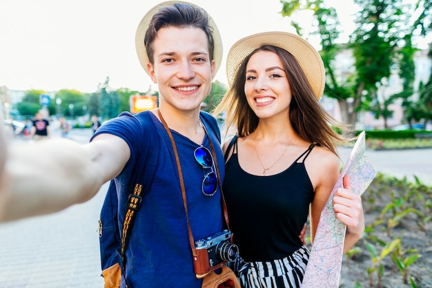 Couple touristique selfie dans le parc