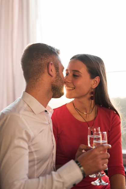 Couple en train de dîner au restaurant