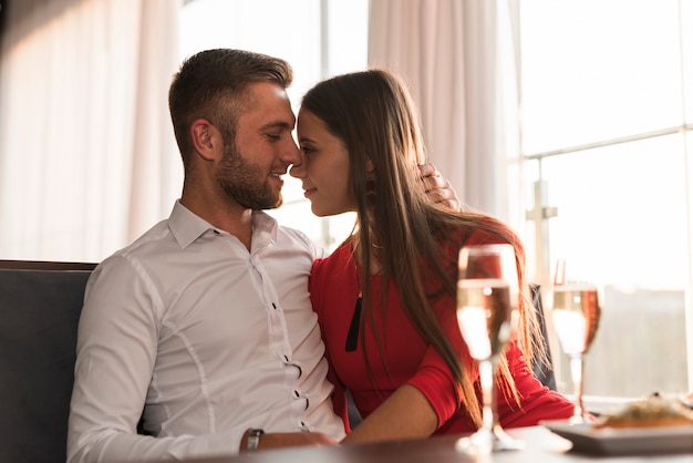 Photo gratuite couple en train de dîner au restaurant