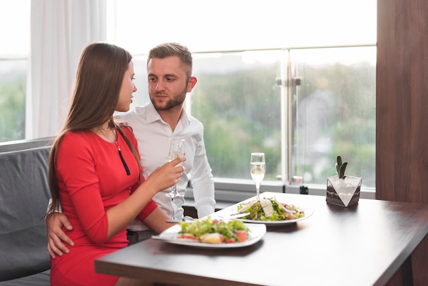 Couple en train de dîner au restaurant