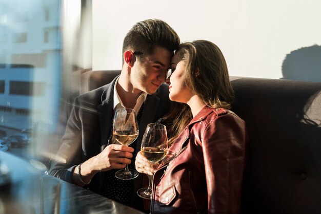 Couple en train de dîner au restaurant