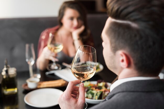 Couple en train de dîner au restaurant