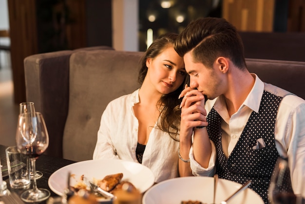 Couple en train de dîner au restaurant