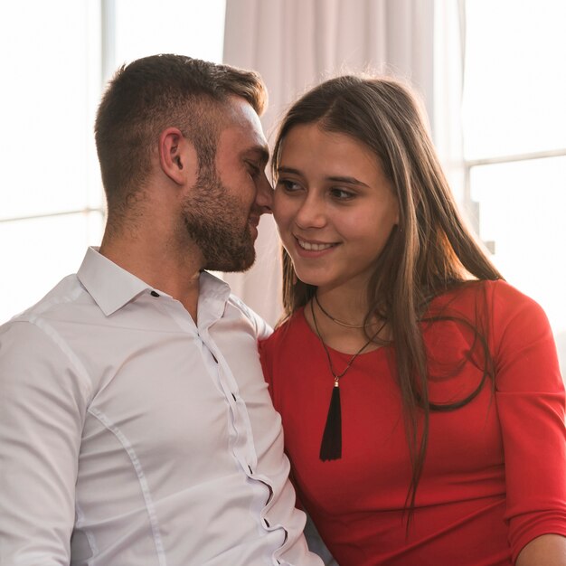 Couple en train de dîner au restaurant