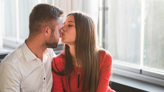 Couple en train de dîner au restaurant