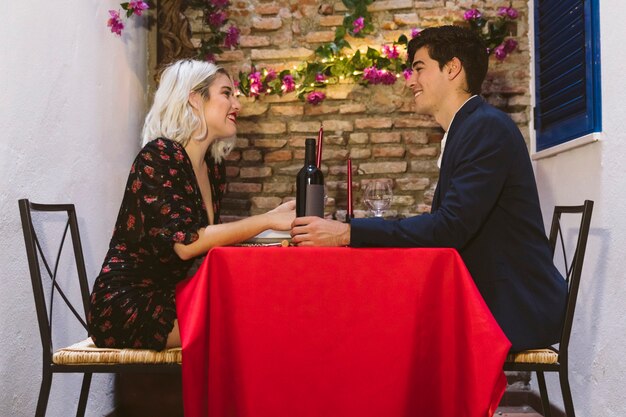 Couple en train de dîner le jour de la Saint-Valentin