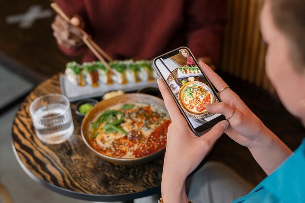 Un couple en train de manger dans un restaurant