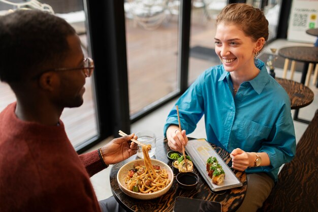 Un couple en train de manger dans un restaurant