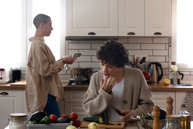 Couple trans partageant de tendres moments