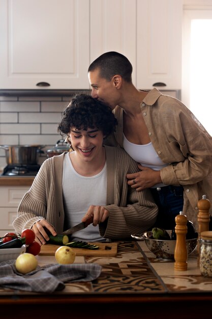 Couple trans partageant de tendres moments