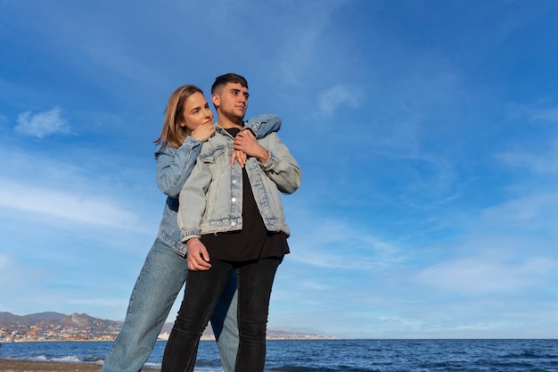 Photo gratuite un couple trans passe du bon temps ensemble