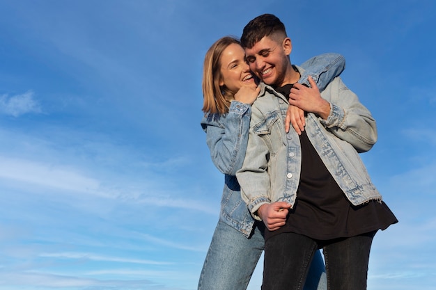 Un couple trans passe du bon temps ensemble