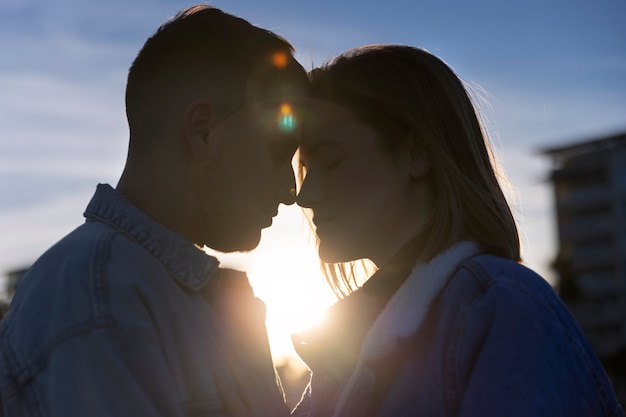 Un couple trans passe du bon temps ensemble