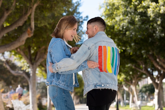 Photo gratuite un couple trans passe du bon temps ensemble