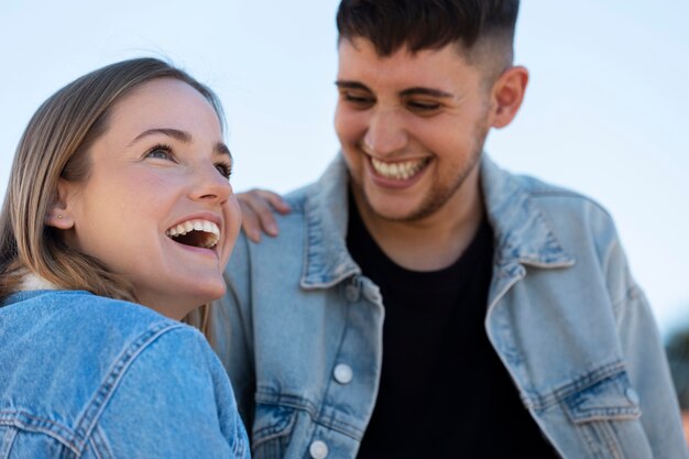 Un couple trans passe du bon temps ensemble