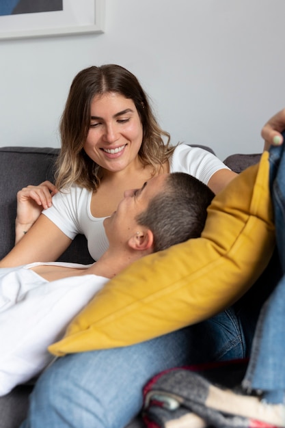 Photo gratuite un couple trans passe du bon temps ensemble