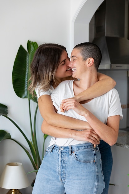 Photo gratuite un couple trans passe du bon temps ensemble