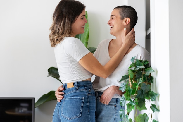 Un couple trans passe du bon temps ensemble