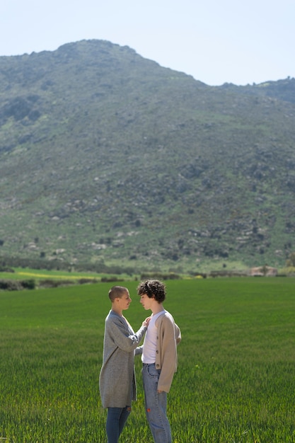 Un couple trans passe du temps ensemble dans la nature