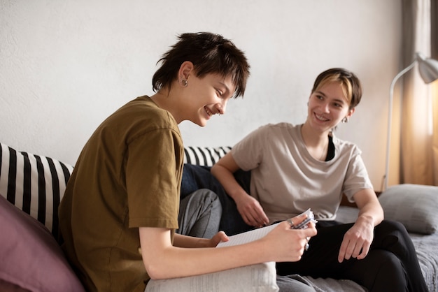 Un couple trans passe du temps ensemble