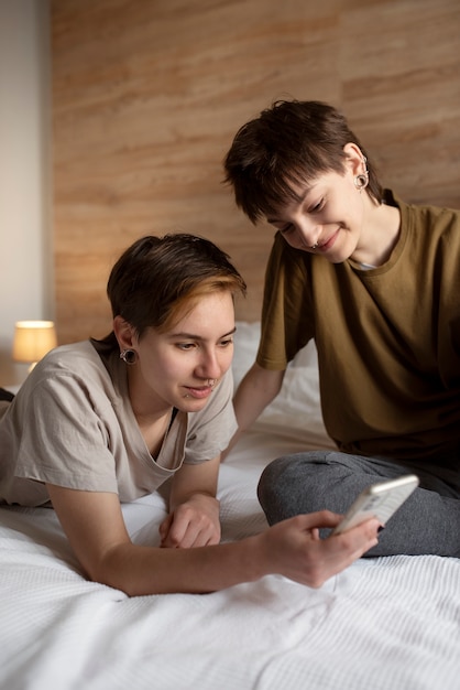 Photo gratuite un couple trans passe du temps ensemble